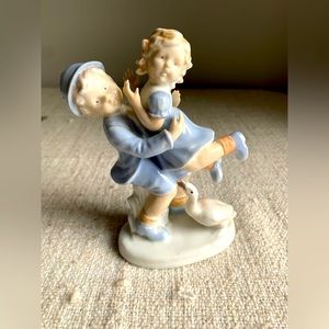 Vintage GDR porcelain figurine | East Germany | Terra underglazed |